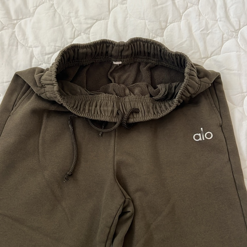 ALO Yoga Olive Joggers - Picture 3 of 6
